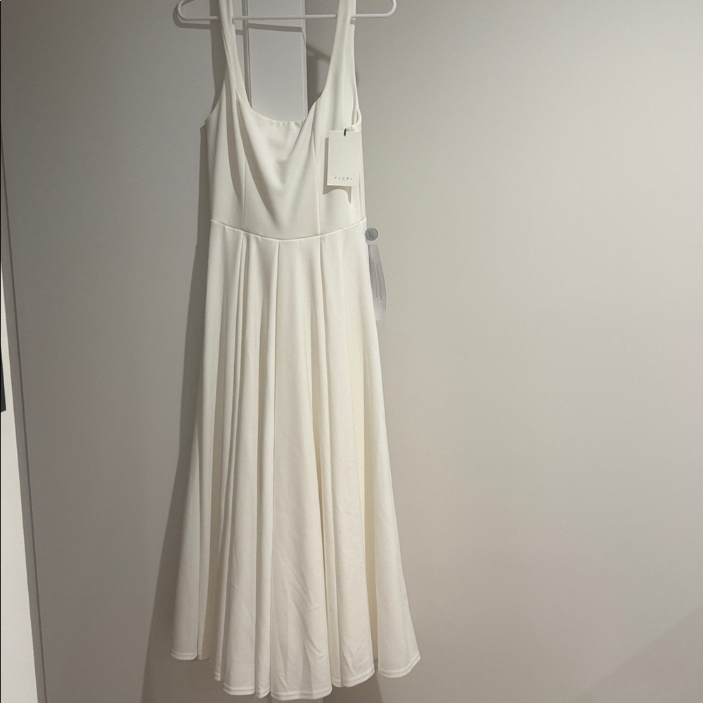 Elegant White Sleeveless Dress